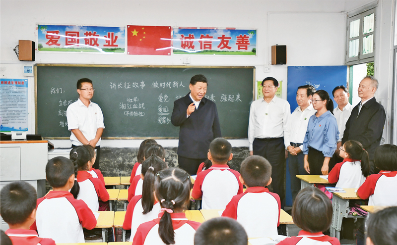 2020年9月16日至18日，中共中央總書(shū)記、國(guó)家主席、中央軍委主席習(xí)近平在湖南考察。這是16日下午，習(xí)近平在郴州市汝城縣文明瑤族鄉(xiāng)第一片小學(xué)，同正在上思政課的同學(xué)們親切交流。 新華社記者 謝環(huán)馳/攝