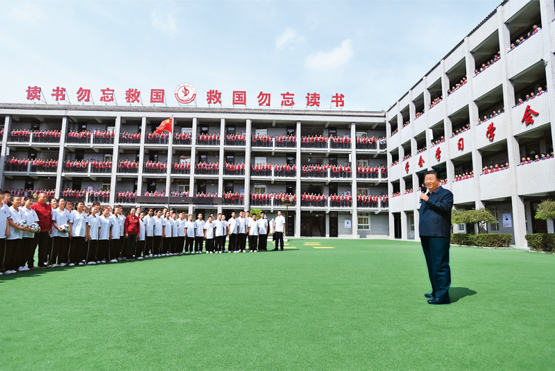 2021年9月13日至14日，中共中央總書(shū)記、國(guó)家主席、中央軍委主席習(xí)近平在陜西省榆林市考察。這是14日上午，習(xí)近平在綏德實(shí)驗(yàn)中學(xué)考察時(shí)，同師生親切交流。 新華社記者 謝環(huán)馳/攝